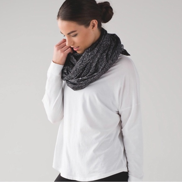 Vinyasana Lululemon wrap with armholes - Picture 4 of 5